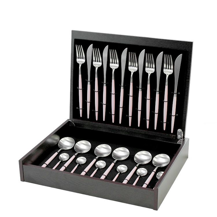 クチポール（Cutipol） GOA/ゴア ピンク ディナー24点セット （ディナーナイフ・ディナーフォーク・ディナースプーン・コーヒー/ティースプーン） 収納木箱入り(ギフトボックス)