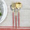 ＜4点セット＞クチポール（Cutipol） GOA/ゴア レッドマットゴールド ディナー3点＆カトラリーレスト1点 [ネコポス対応可(4セットまで)]