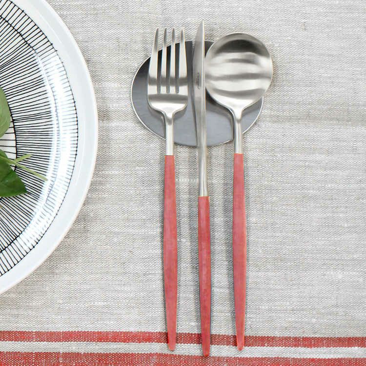 ＜4点セット＞クチポール（Cutipol） GOA/ゴア レッド ディナー3点＆カトラリーレスト1点 [ネコポス対応可(4セットまで)]