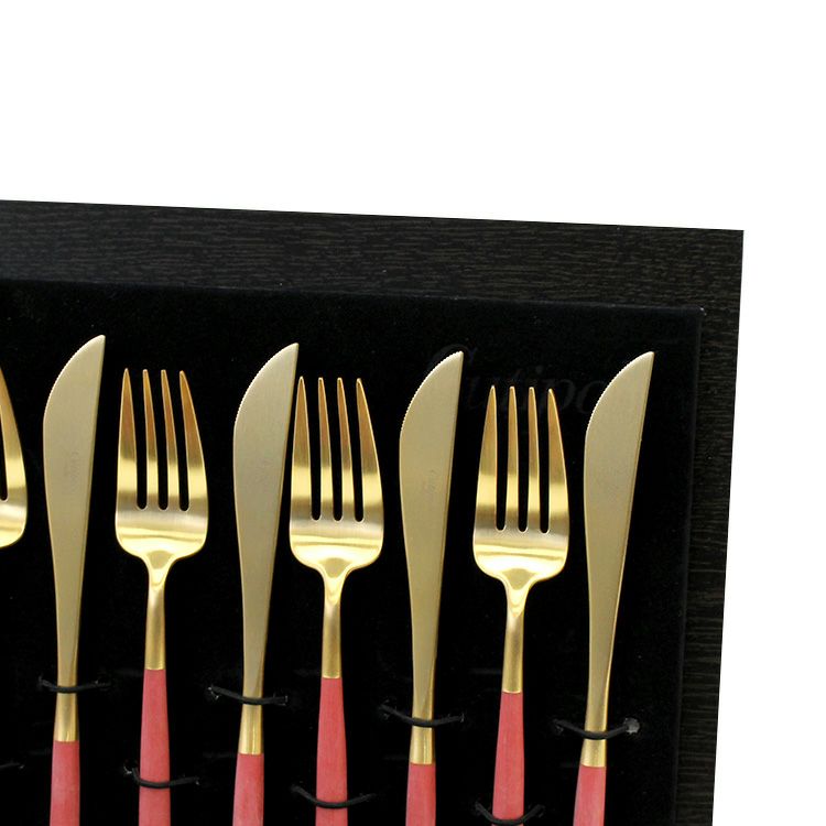 クチポール（Cutipol） GOA/ゴア レッドマットゴールド ディナー24点セット（ディナーナイフ・ディナーフォーク・ディナースプーン・コーヒー/ティースプーン） 収納木箱入り(ギフトボックス)