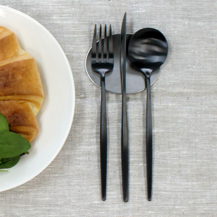 ＜4点セット＞クチポール（Cutipol） MOON MATT/ムーンマット ブラック ディナー3点＆カトラリーレスト1点 [ネコポス対応可(4セットまで)]