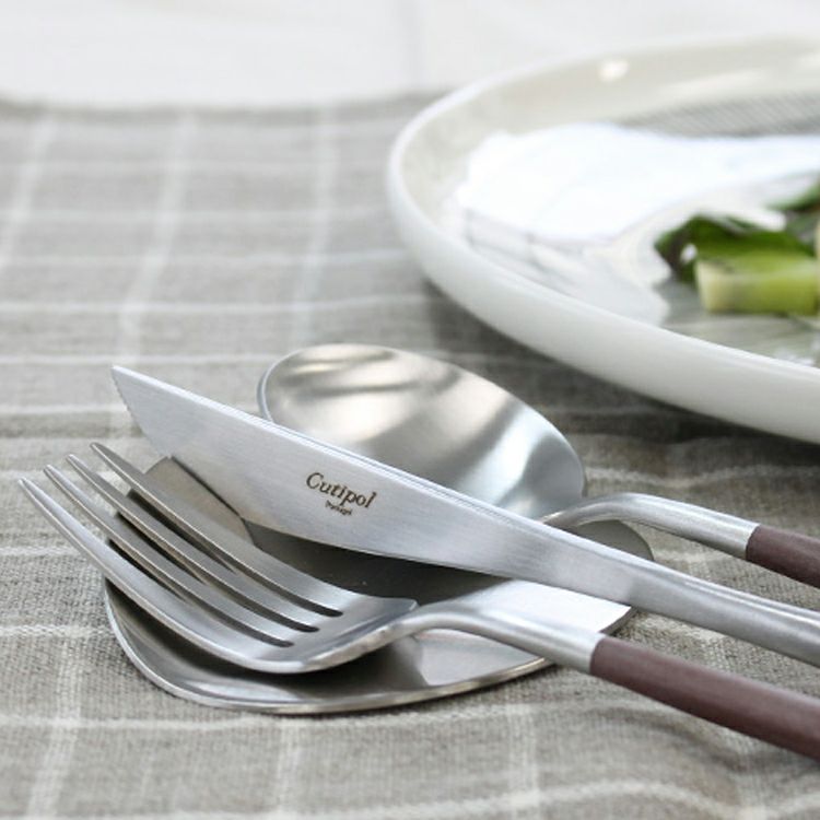 ＜4点セット＞クチポール（Cutipol） GOA/ゴア ブラウン ディナー3点＆カトラリーレスト1点 [ネコポス対応可(4セットまで)]