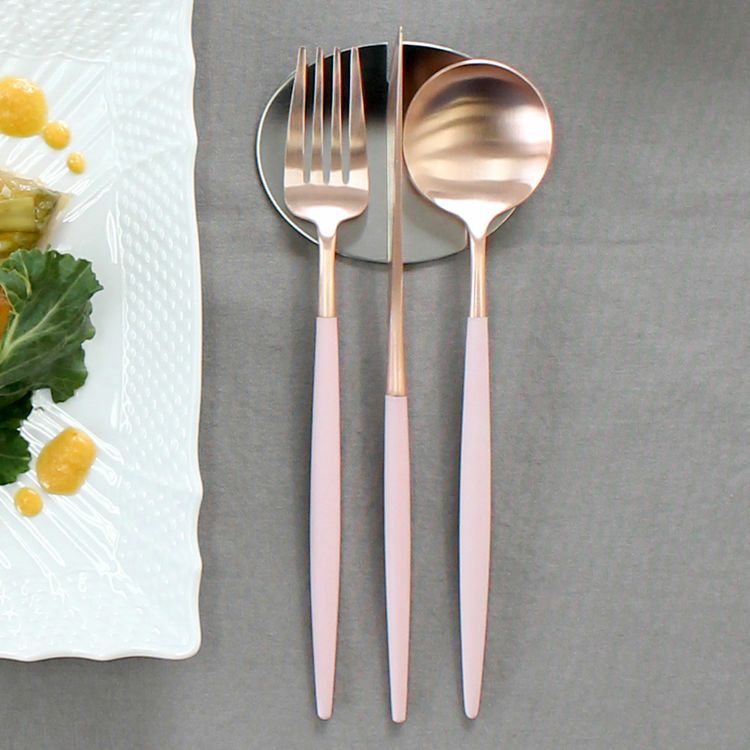 ＜4点セット＞クチポール（Cutipol） GOA/ゴア ピンクマットローズゴールド ディナー3点＆カトラリーレスト1点 [ネコポス対応可(4セットまで)]