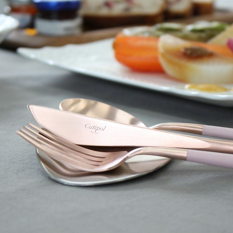 ＜4点セット＞クチポール（Cutipol） GOA/ゴア ピンクマットローズゴールド ディナー3点＆カトラリーレスト1点 [ネコポス対応可(4セットまで)]