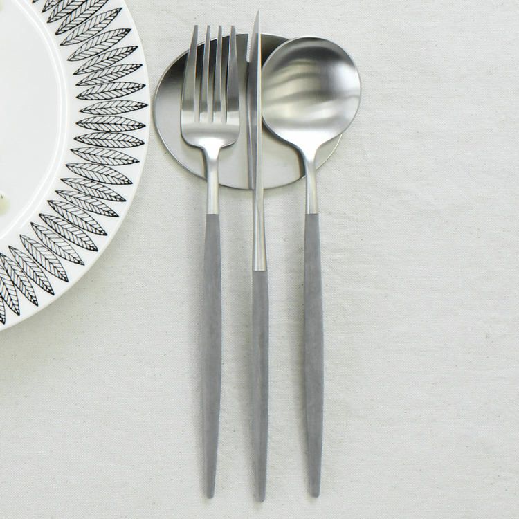 ＜4点セット＞クチポール（Cutipol） GOA/ゴア グレー ディナー3点＆カトラリーレスト1点 [ネコポス対応可(4セットまで)]