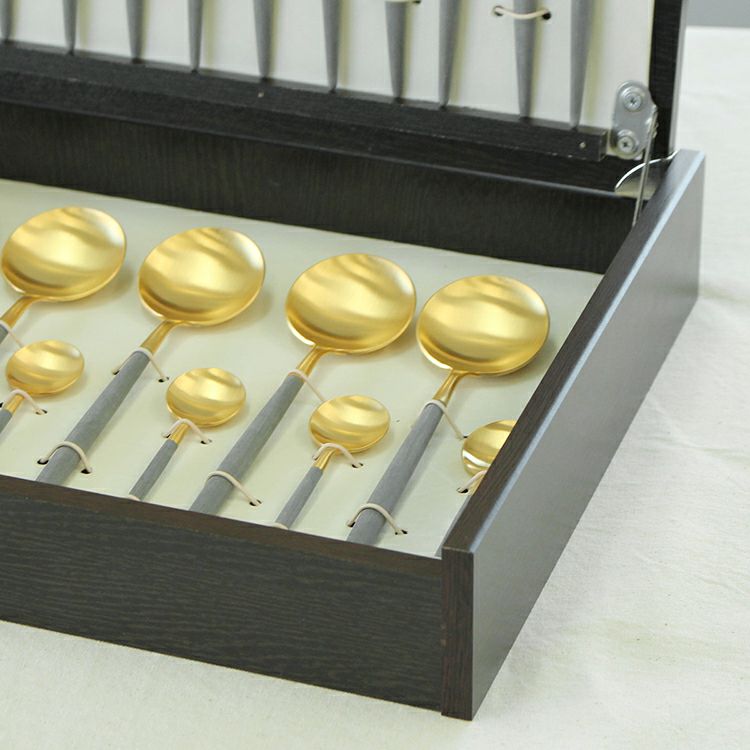 クチポール（Cutipol） GOA/ゴア グレーマットゴールド ディナー24点セット （ディナーナイフ・ディナーフォーク・ディナースプーン・コーヒー/ティースプーン） 収納木箱入り(ギフトボックス)