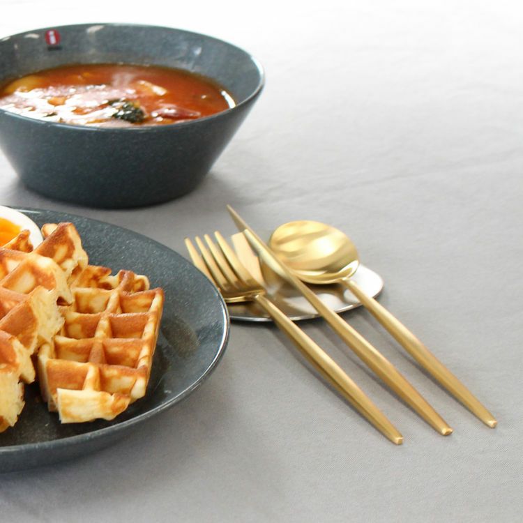 ＜4点セット＞クチポール（Cutipol） MOON MATT/ムーンマット ゴールド デザート3点＆カトラリーレスト1点 [ネコポス対応可(4セットまで)]