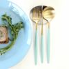 クチポール（Cutipol） ゴア/GOA ターコイズマットゴールド ディナー3点＆カトラリーレスト1点 [ネコポス対応可(4セットまで)]