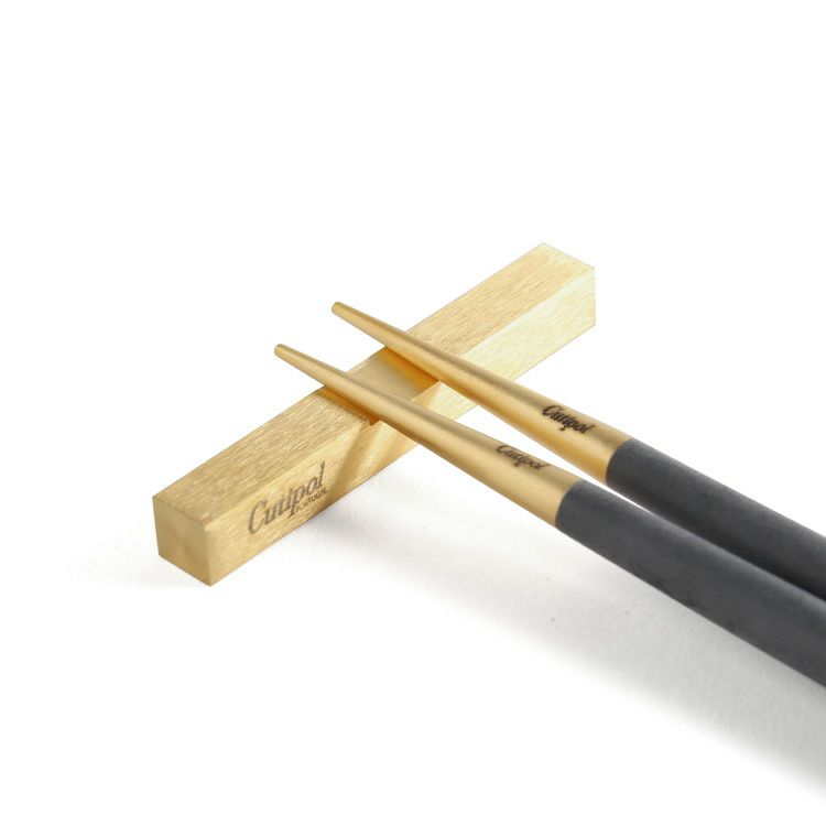 クチポール（Cutipol） ゴア/GOA ブラックマットゴールド 箸 + 箸置きセット [ネコポス対応可(15セットまで)]