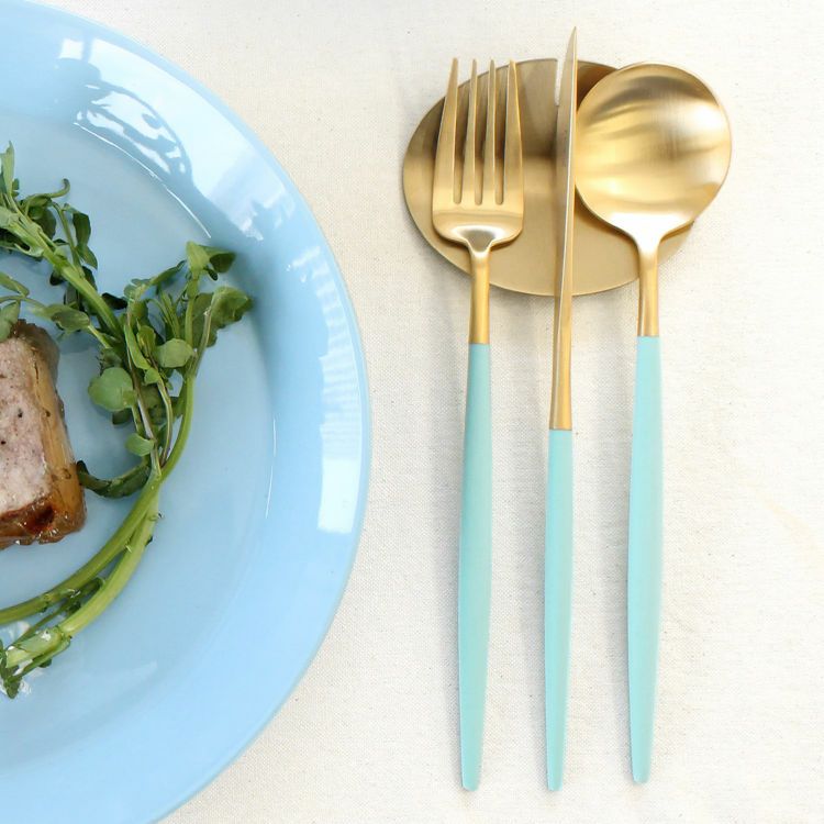 クチポール（Cutipol） ゴア/GOA ターコイズマットゴールド ディナー3点＆カトラリーレスト1点 [ネコポス対応可(4セットまで)]