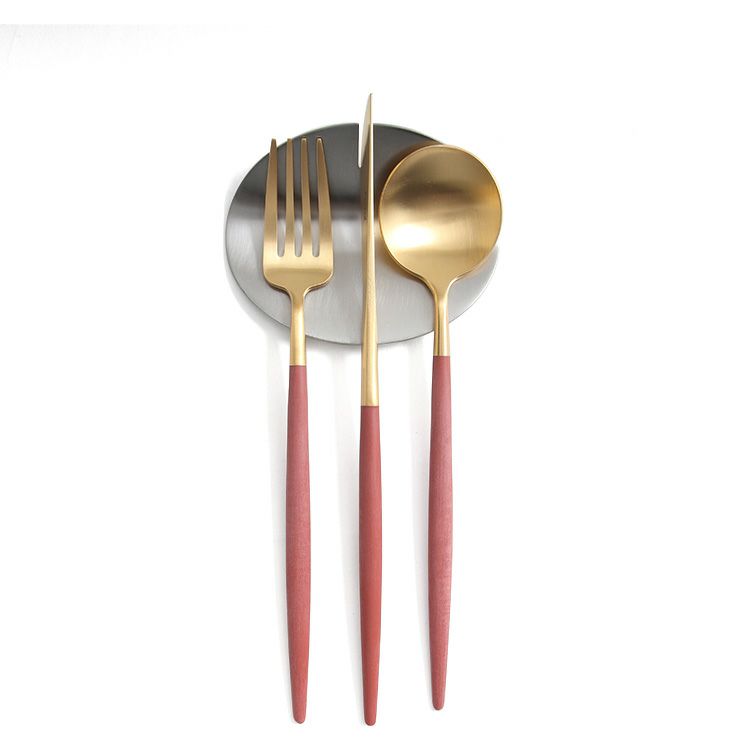 クチポール（Cutipol） ゴア/GOA レッドマットゴールド デザート3点＆カトラリーレスト1点 [ネコポス対応可(4セットまで)]