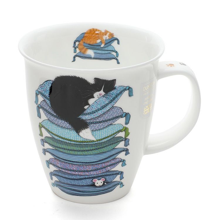 ダヌーン（Dunoon） マグカップ NEVIS ブルーの布団でお昼寝