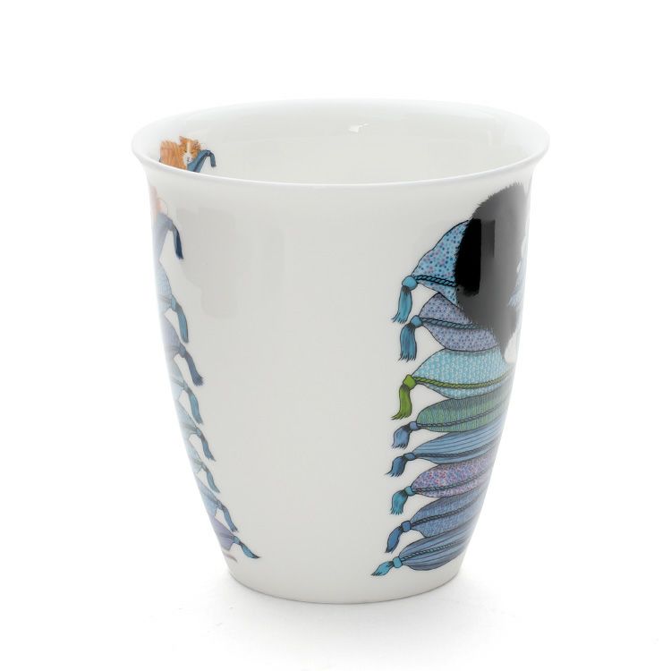 ダヌーン（Dunoon） マグカップ NEVIS ブルーの布団でお昼寝